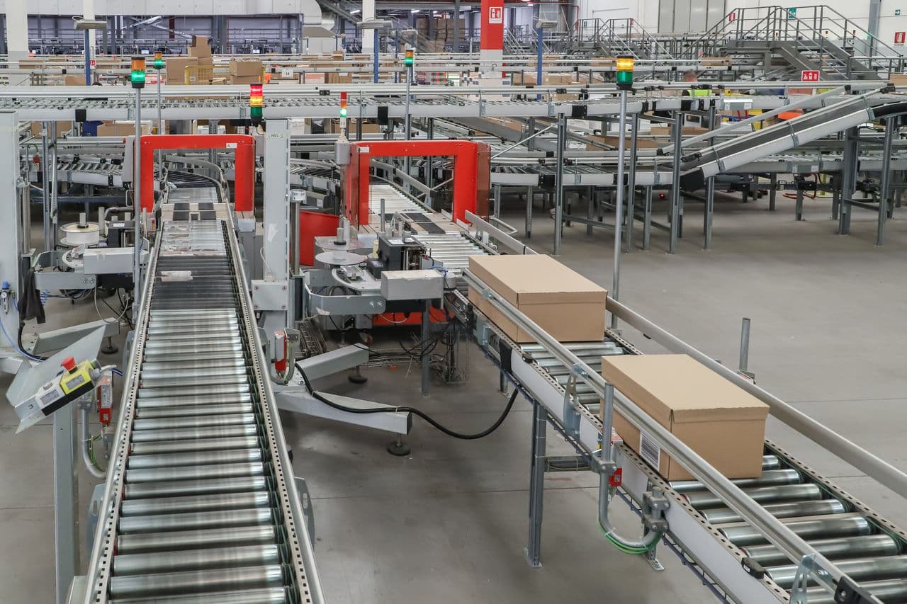 Parcels moving along automated conveyor lines