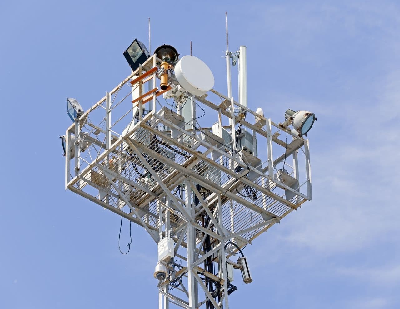 Cellular antenna array on a lattice tower