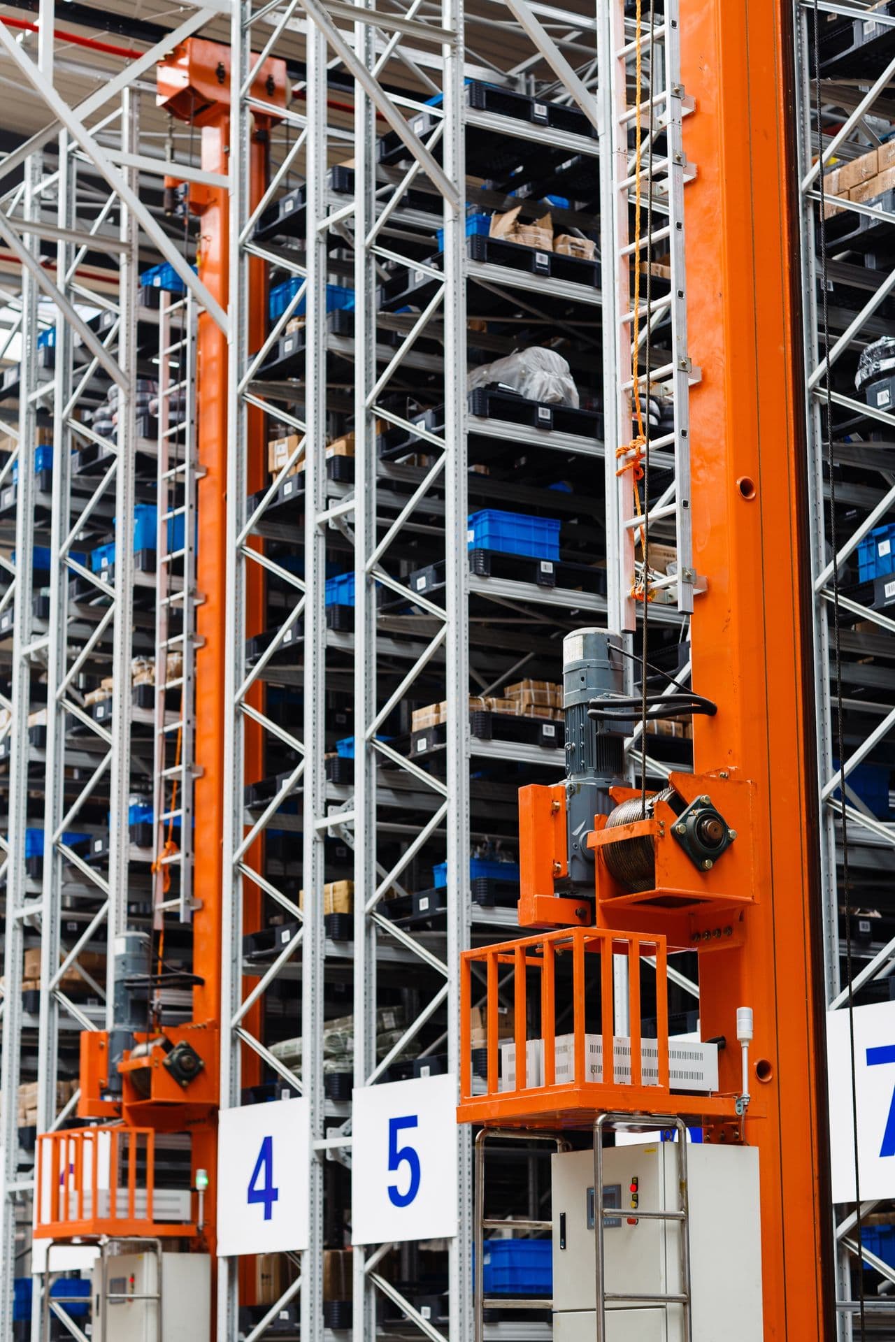 Automated storage and retrieval system in a distribution centre