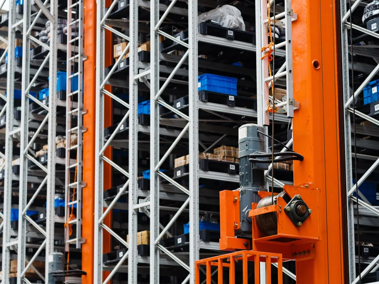 Automated storage and retrieval system in a distribution centre